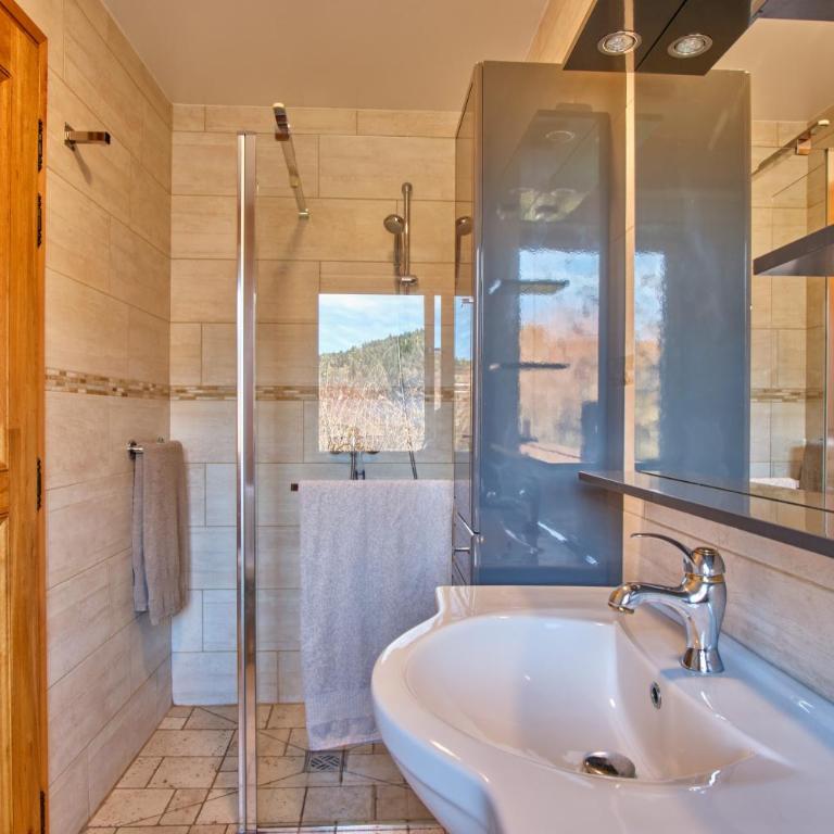 La Croix Du Sud - Two-Bedroom Deluxe Apartment with Garden View - 15