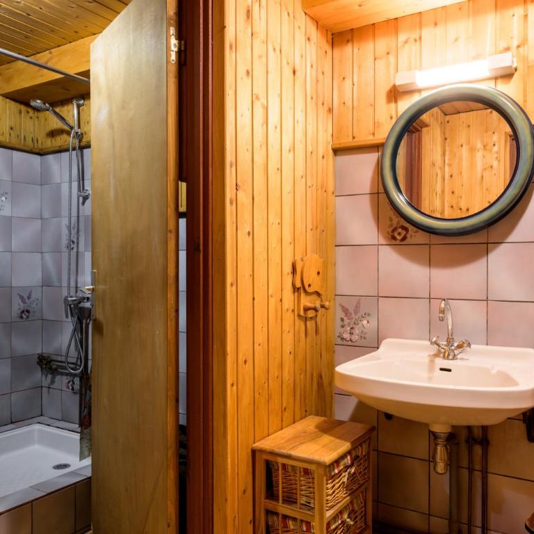 Appartement Atypique - Two-Bedroom Deluxe Apartment with Garden View - 16