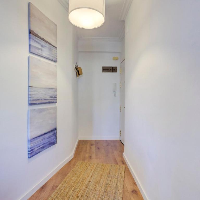 Vivir en Valencia - Two-Bedroom Deluxe Apartment with Balcony - 20