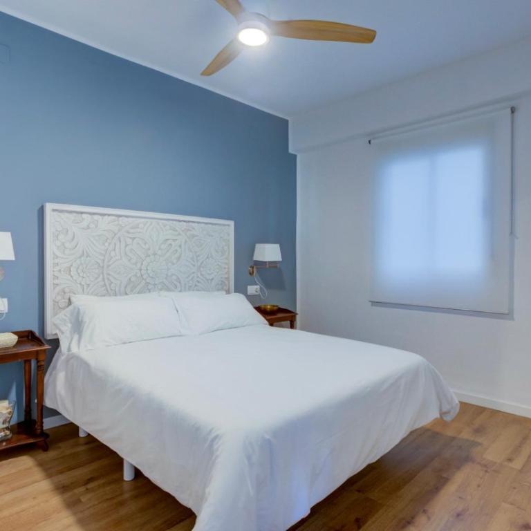 Vivir en Valencia - Two-Bedroom Deluxe Apartment with Balcony - 10
