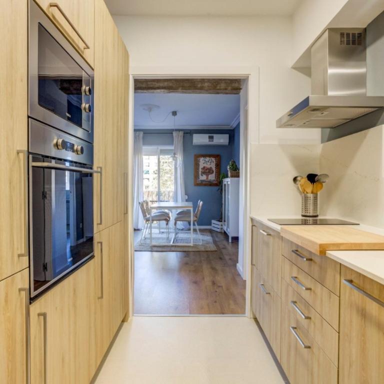 Vivir en Valencia - Two-Bedroom Deluxe Apartment with Balcony - 15