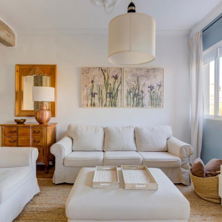 Vivir en Valencia - Two-Bedroom Deluxe Apartment with Balcony - 2