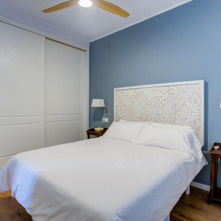Vivir en Valencia - Two-Bedroom Deluxe Apartment with Balcony - 11