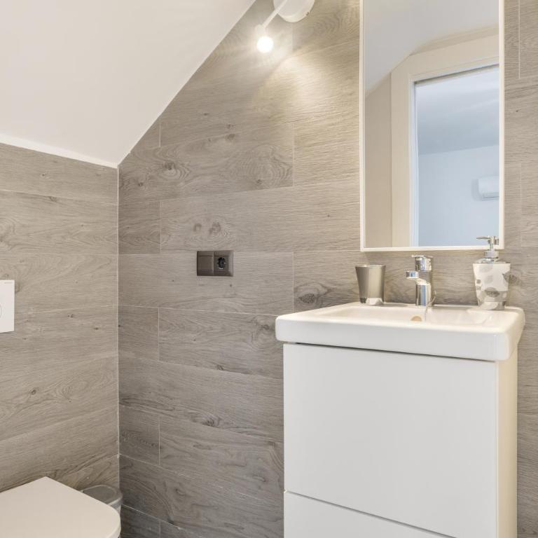 Apartamentos Serranía - Apartamento Superior con vistas a la ciudad - 15