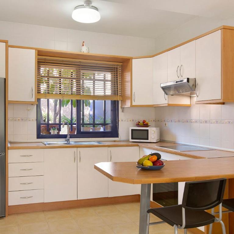 Free Airport Shuttle and Parking - Villa with Sea View - 8