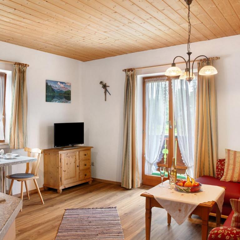 Ferienwohnung Zugspitze - Superior Apartment mit 1 Schlafzimmer und Balkon - 1
