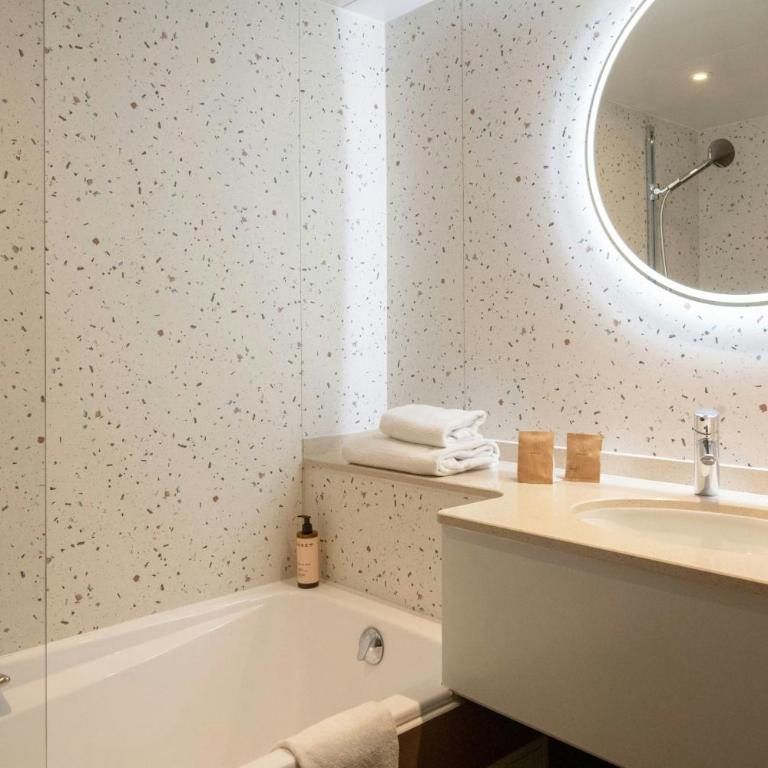 Nice Centre Hotel - Contemporary Queen Room with Garden View - 5