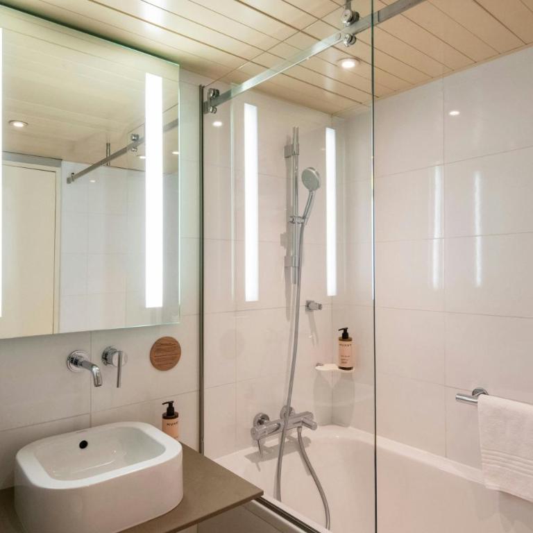 Nice Centre Hotel - Contemporary Queen Room with Garden View - 6
