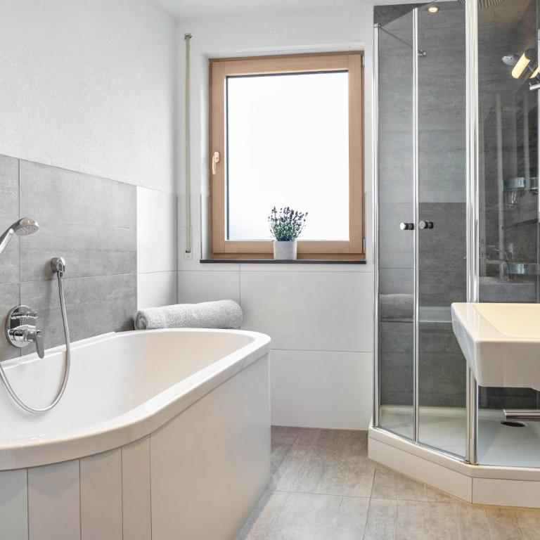 Ferienwohnungen Familie Hofer - Deluxe-Apartment mit 2 Schlafzimmern und Gartenblick - 15