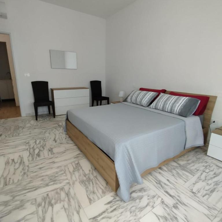 Villa Flora Garden - Three-Bedroom Apartment - 10