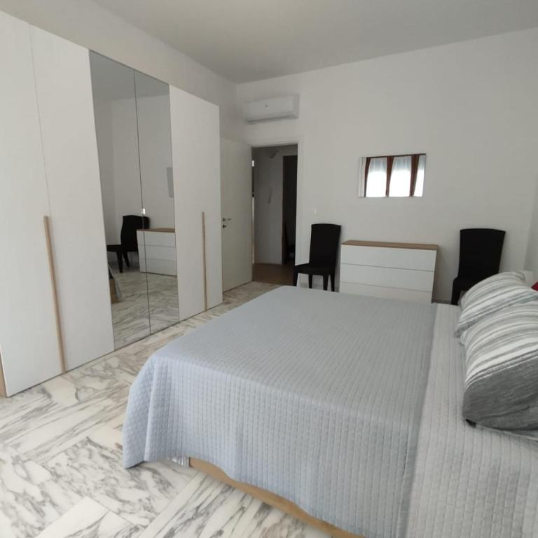 Villa Flora Garden - Three-Bedroom Apartment - 11