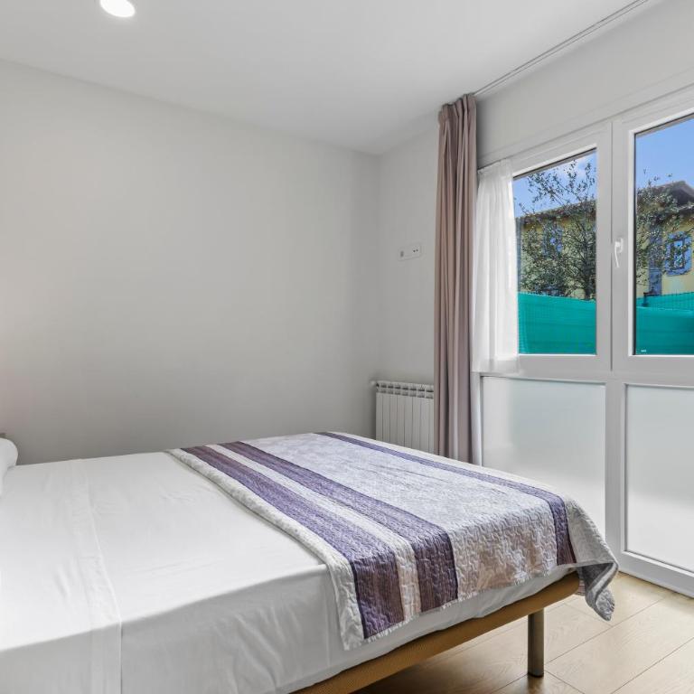 4 Jardin- Puerto Chico - Two-Bedroom Deluxe Apartment with Garden View - 10