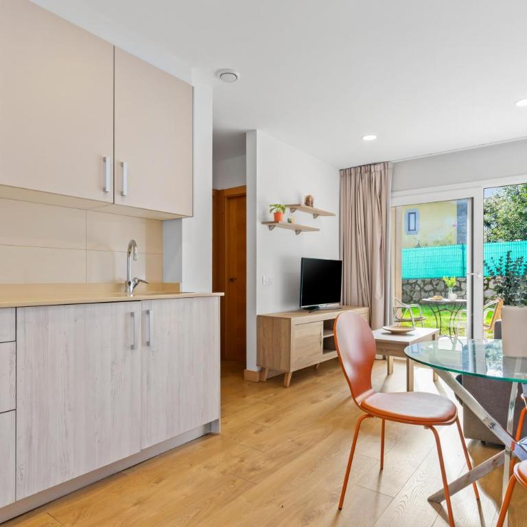 4 Jardin- Puerto Chico - Two-Bedroom Deluxe Apartment with Garden View - 8