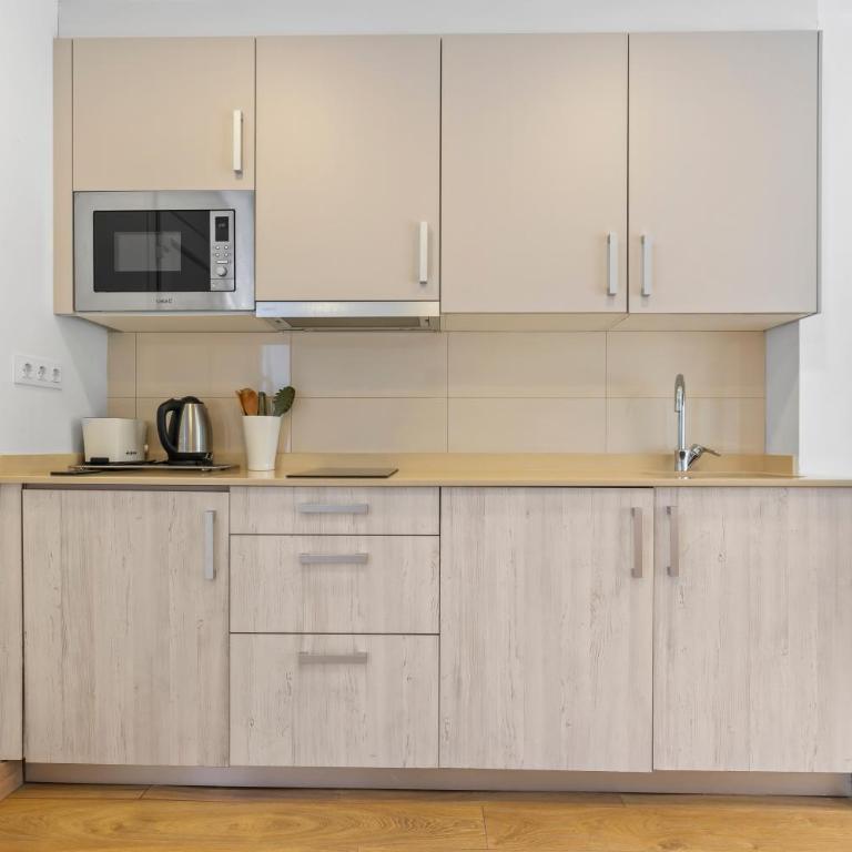 4 Jardin- Puerto Chico - Two-Bedroom Deluxe Apartment with Garden View - 7