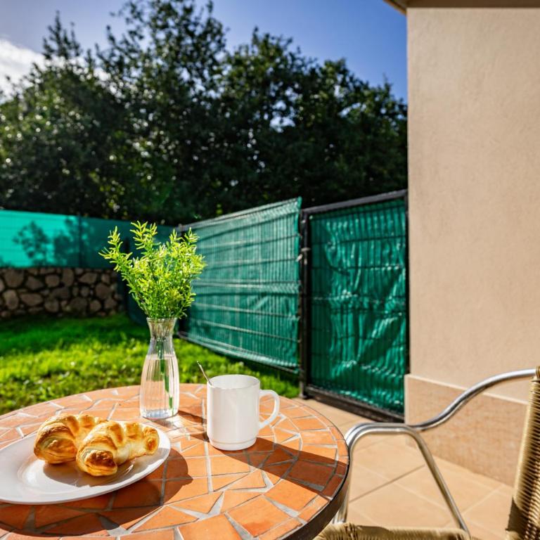 4 Jardin- Puerto Chico - Two-Bedroom Deluxe Apartment with Garden View - 19