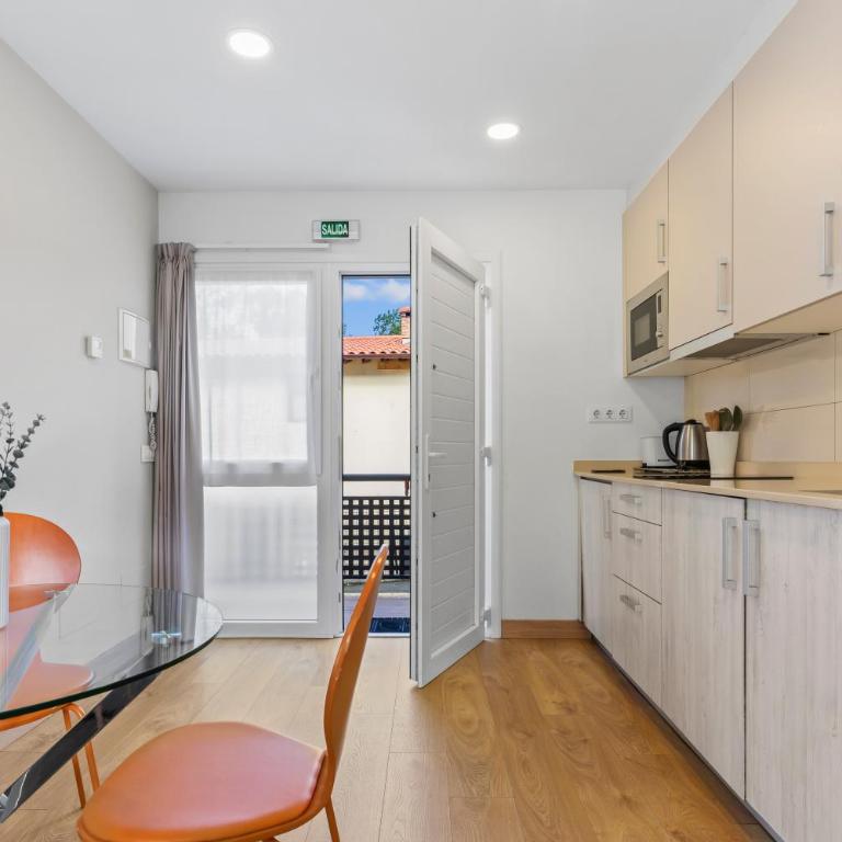 4 Jardin- Puerto Chico - Two-Bedroom Deluxe Apartment with Garden View - 6