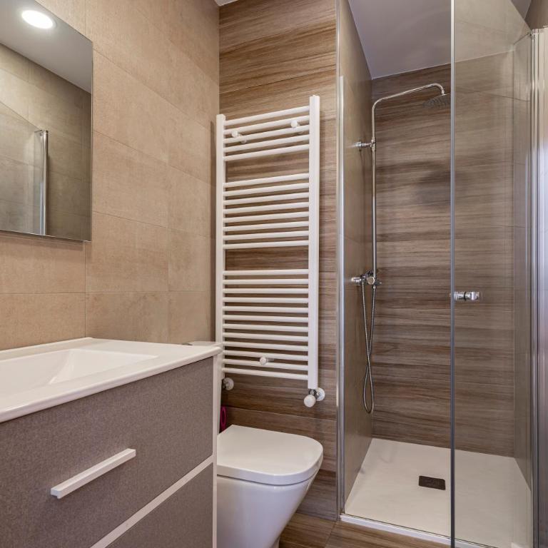 4 Jardin- Puerto Chico - Two-Bedroom Deluxe Apartment with Garden View - 12