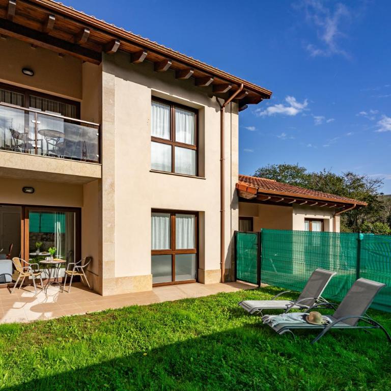 4 Jardin- Puerto Chico - Two-Bedroom Deluxe Apartment with Garden View - 1