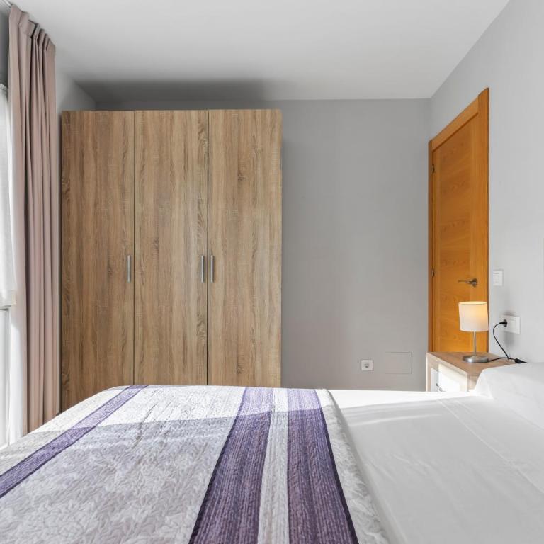 4 Jardin- Puerto Chico - Two-Bedroom Deluxe Apartment with Garden View - 11