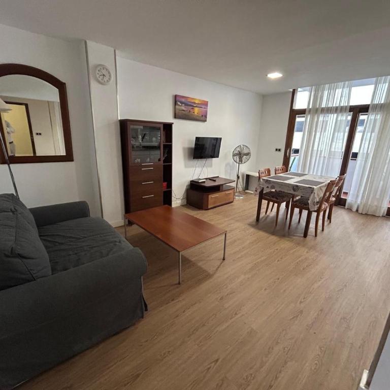 Piso con Balcón cerca de la Playa - Apartamento Deluxe de 2 dormitorios con balcón - 1