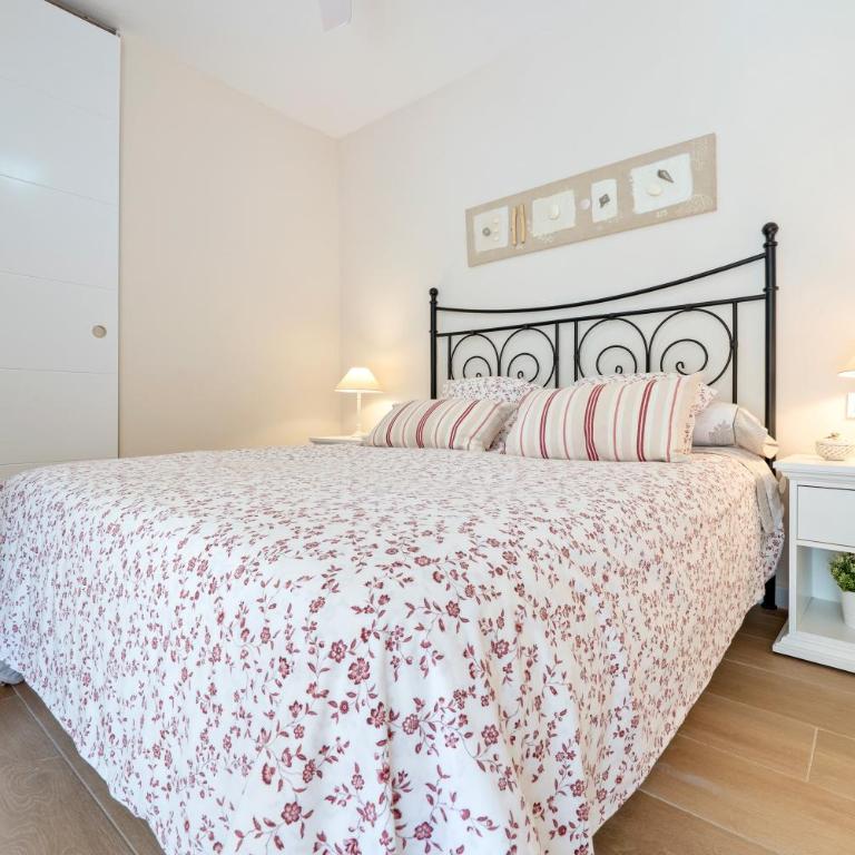 beach and pool - Three-Bedroom Premium Apartment with Balcony - 11