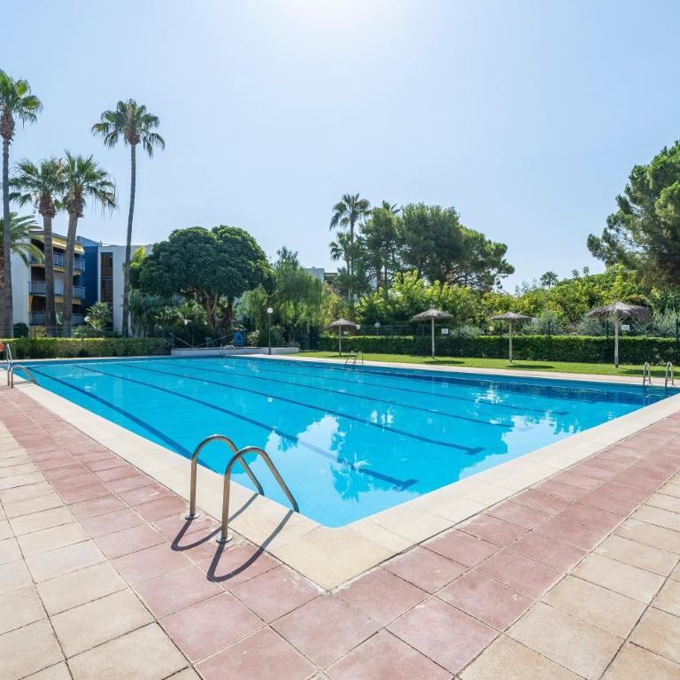 beach and pool - Three-Bedroom Premium Apartment with Balcony - 24