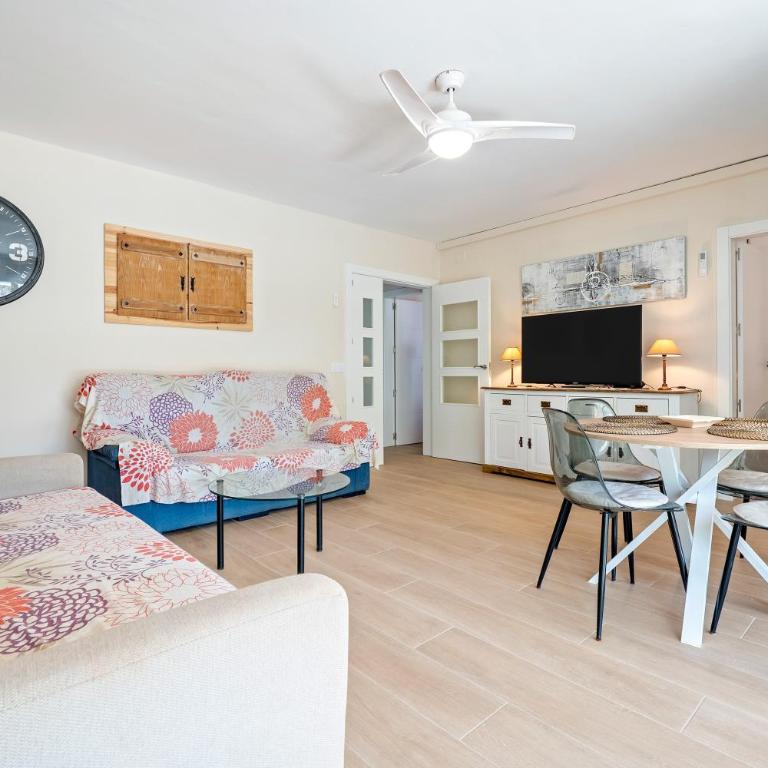 beach and pool - Three-Bedroom Premium Apartment with Balcony - 4
