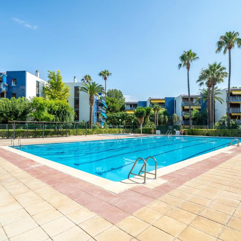 beach and pool - Three-Bedroom Premium Apartment with Balcony - 2