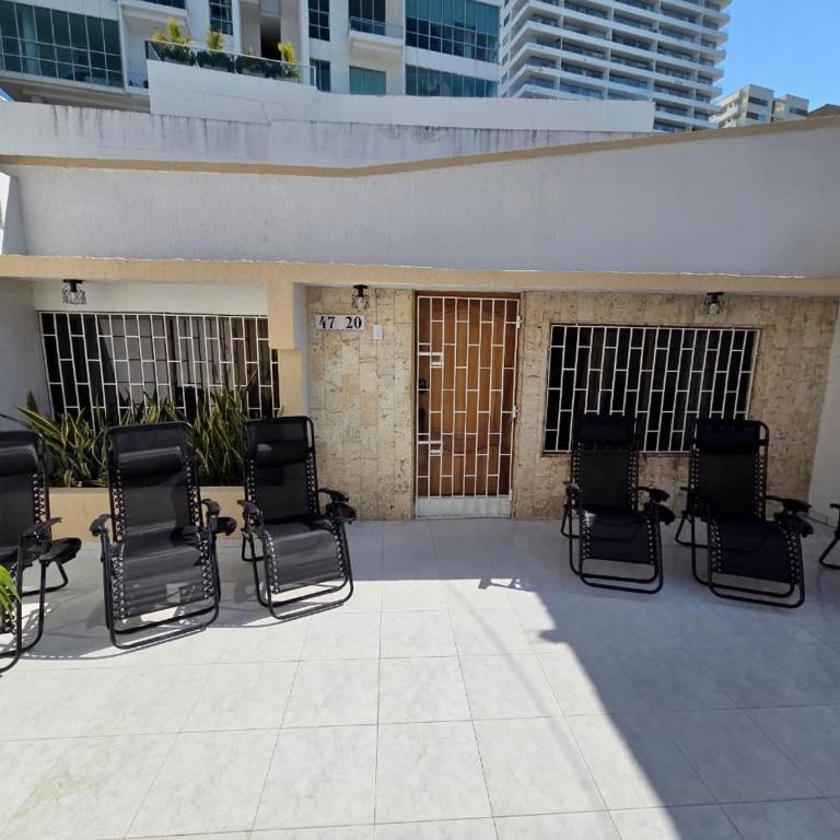 Casa con piscina y terraza privada a pasos de la playa - Three-Bedroom Home - 21