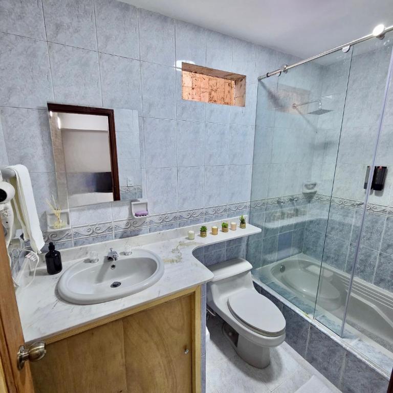 Casa con piscina y terraza privada a pasos de la playa - Three-Bedroom Home - 15
