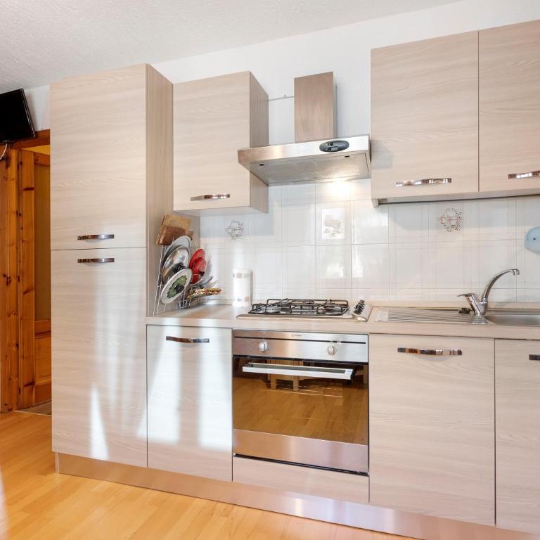 Casa Vacanza Famiglia Belli - Appartamento Deluxe con 2 Camere da Letto e Vista Giardino - 10