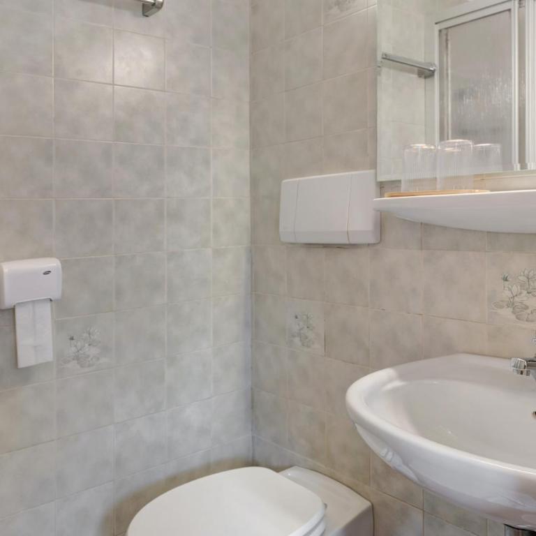 Haus Burger Vilpian - Doppelzimmer mit Bergblick - 9