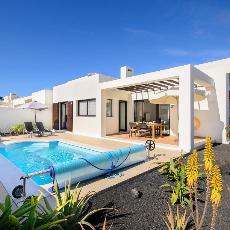 Villa Luna - Three-Bedroom House - 1