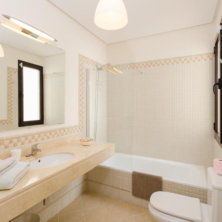 Villa Luna - Three-Bedroom House - 17