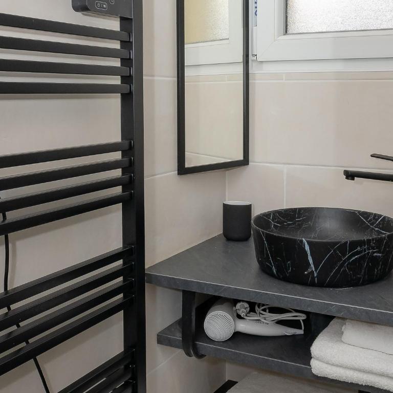 Chalet les Iris - Two-Bedroom Deluxe Apartment with Garden View - 23