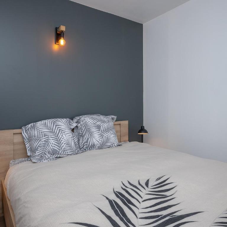 Chalet les Iris - Two-Bedroom Deluxe Apartment with Garden View - 16