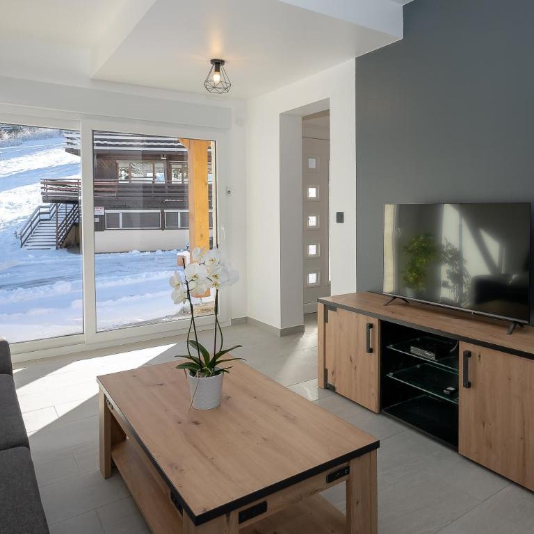Chalet les Iris - Two-Bedroom Deluxe Apartment with Garden View - 7
