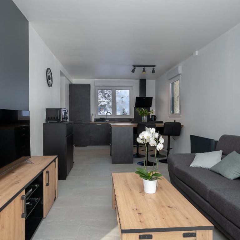 Chalet les Iris - Two-Bedroom Deluxe Apartment with Garden View - 9