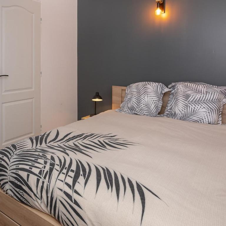 Chalet les Iris - Two-Bedroom Deluxe Apartment with Garden View - 14