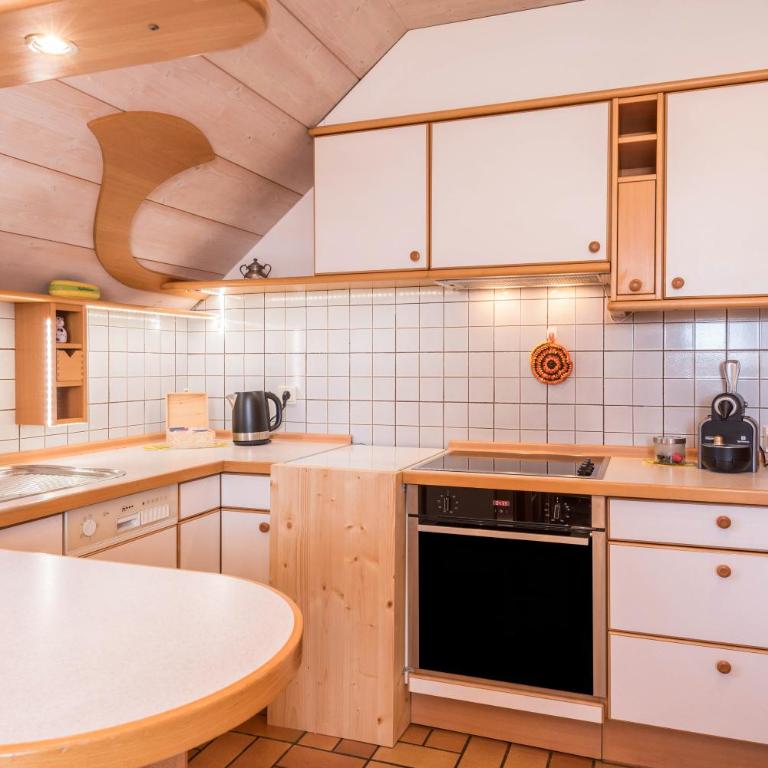 Apartment Vigl Lodge - Three-Bedroom Premium Apartment with Balcony - 10