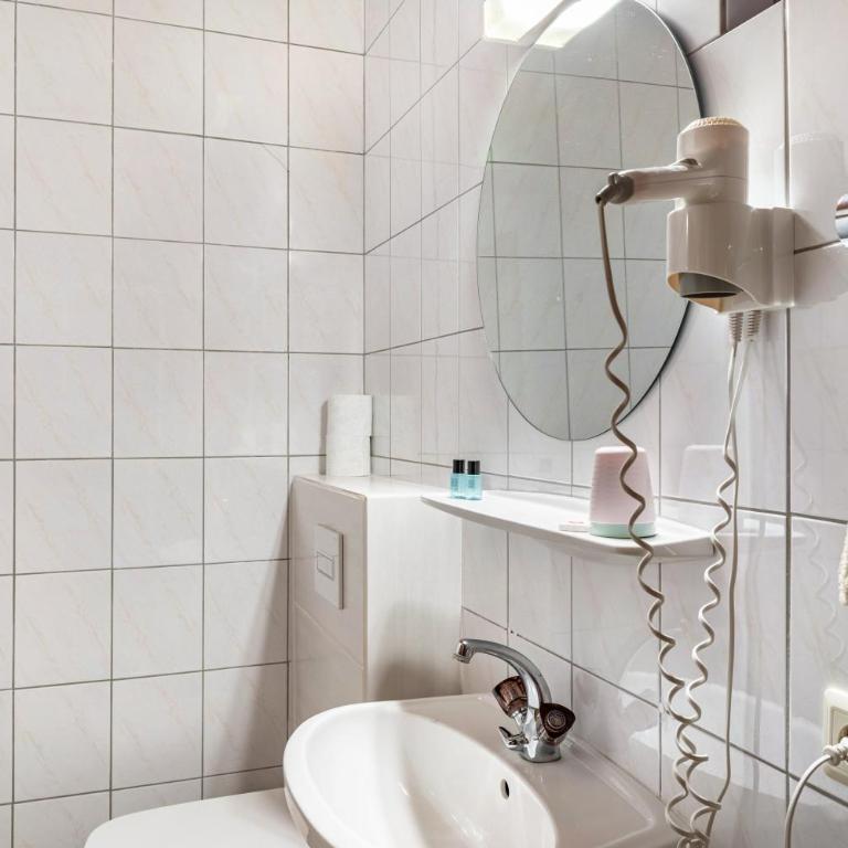Pension Heidelberg - Vierbettzimmer mit Dusche - 15