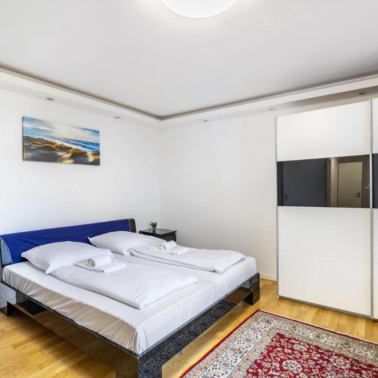 Aldars Urban Trio Suite No.6 - Deluxe Apartment mit Balkon und 2 Schlafzimmern - 12