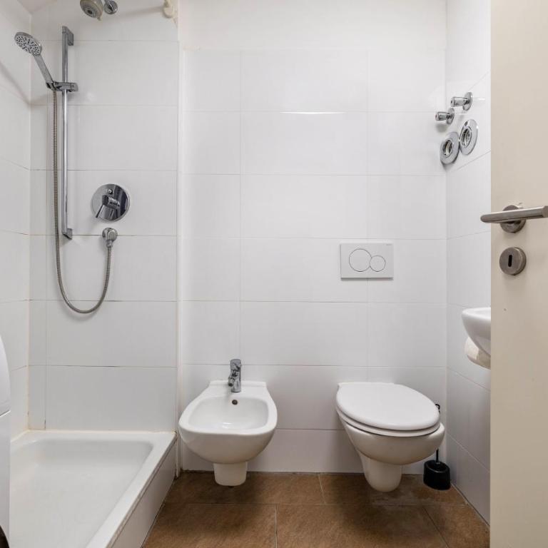 Aldars Urban Trio Suite No.6 - Deluxe Apartment mit Balkon und 2 Schlafzimmern - 16