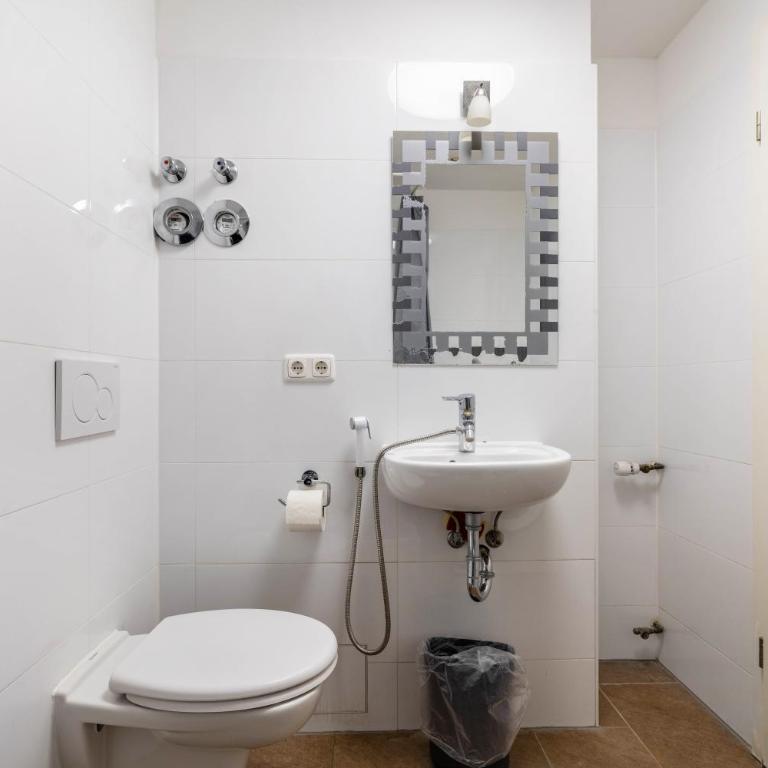Aldars Urban Trio Suite No.6 - Deluxe Apartment mit Balkon und 2 Schlafzimmern - 17