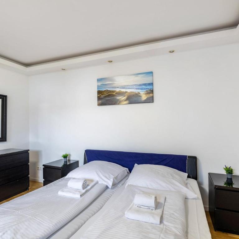 Aldars Urban Trio Suite No.6 - Deluxe Apartment mit Balkon und 2 Schlafzimmern - 14
