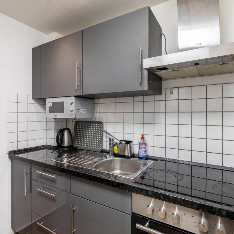 Aldars Urban Trio Suite No.6 - Deluxe Apartment mit Balkon und 2 Schlafzimmern - 6