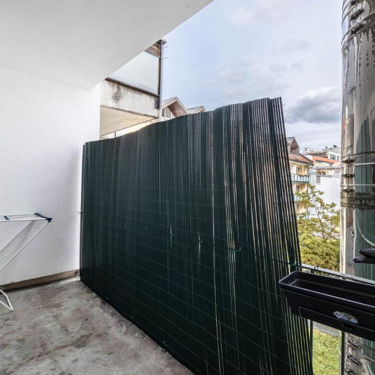 Aldars Urban Trio Suite No.6 - Deluxe Apartment mit Balkon und 2 Schlafzimmern - 10