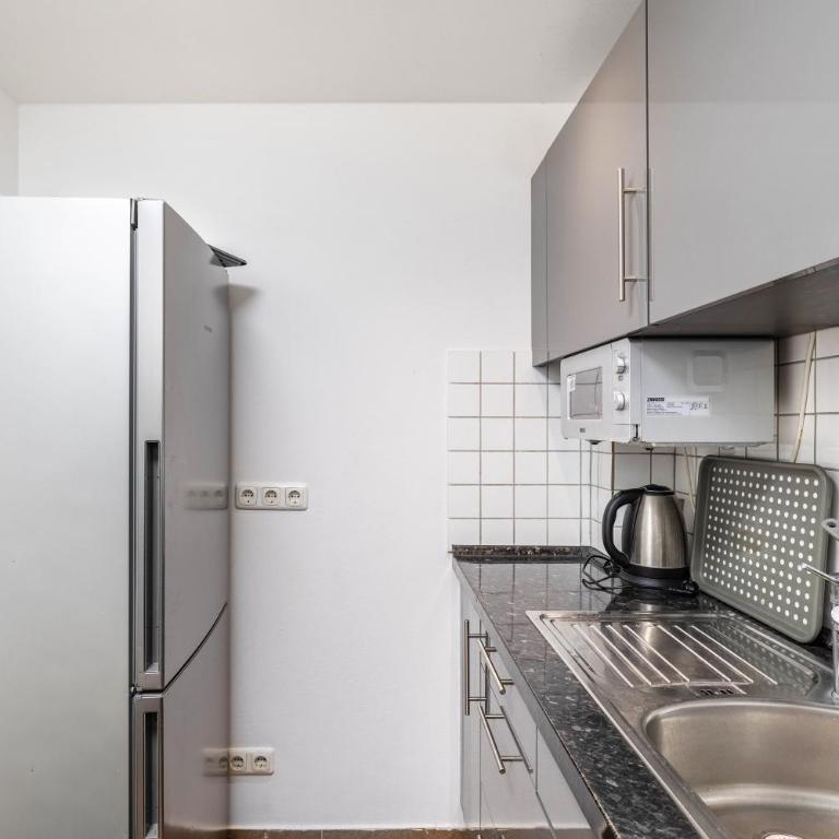 Aldars Urban Trio Suite No.6 - Deluxe Apartment mit Balkon und 2 Schlafzimmern - 8