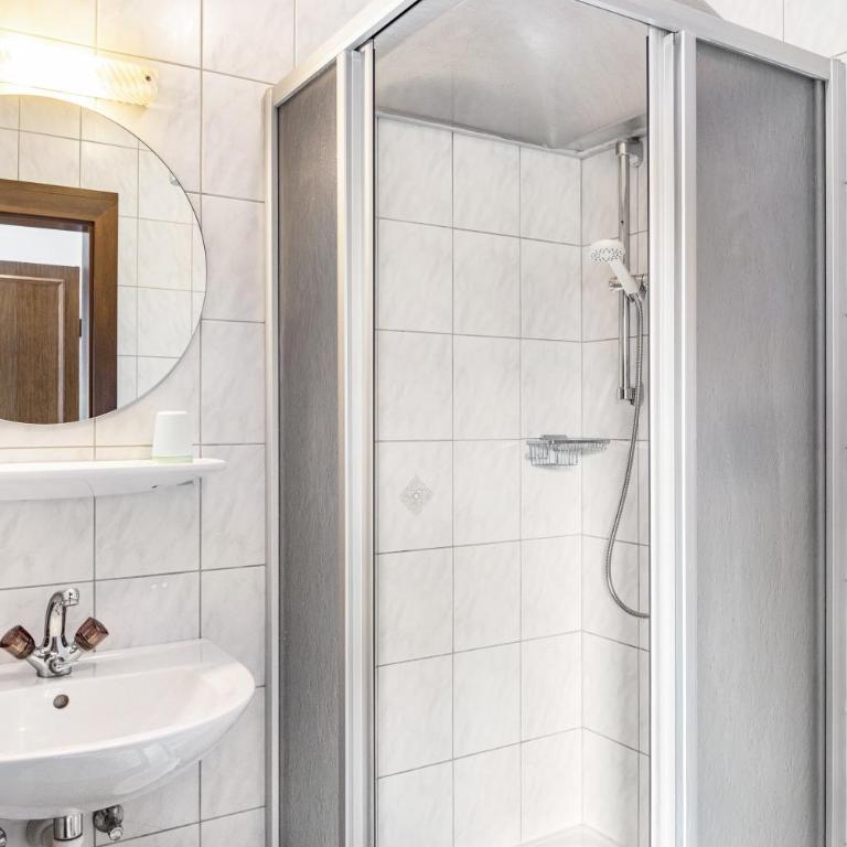 Pension Heidelberg - Standard Zimmer mit Queensize-Bett - 10