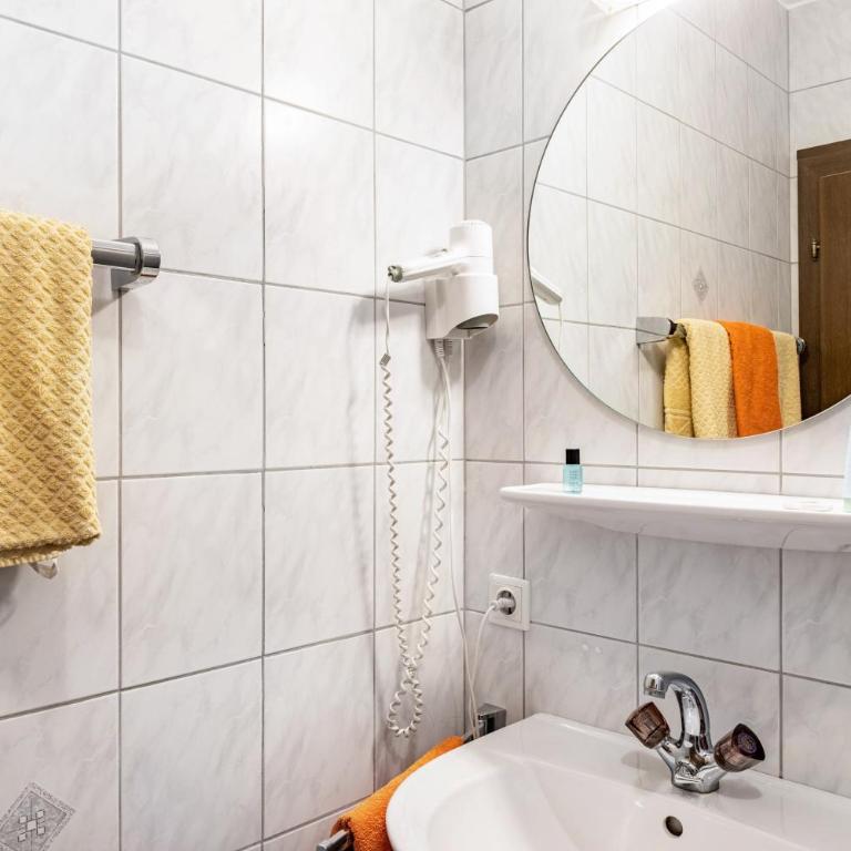 Pension Heidelberg - Standard Zimmer mit Queensize-Bett - 13